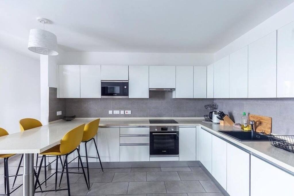 Luxury Labone Edge 2-Bedroom Apartment In Accra - Fivehills Homes Exterior photo